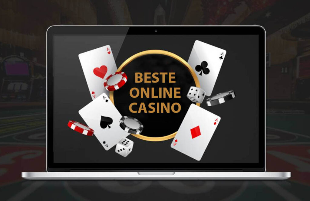 Het scherm van de laptop toont kaarten, dobbelstenen en fiches
