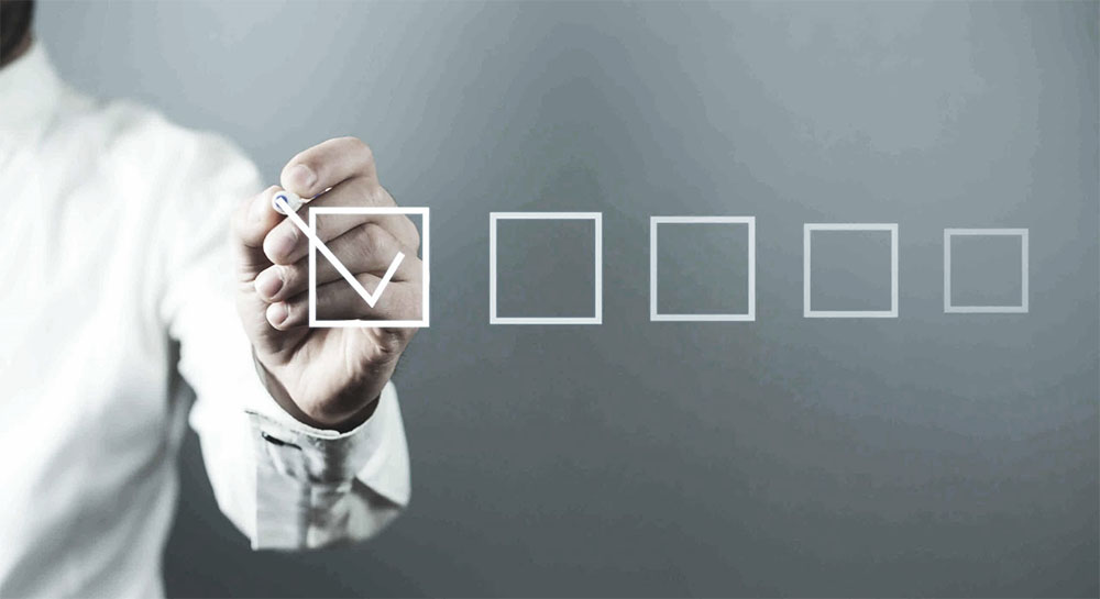 Een persoon markeert een item op de checklist