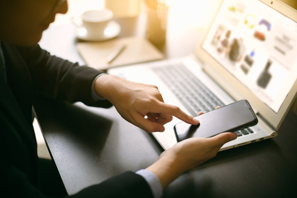 Een persoon tikt op een smartphone scherm