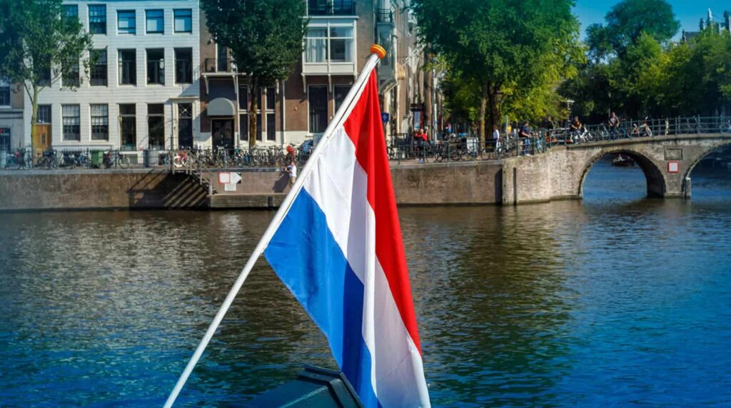 De Nederlandse vlag aan de gracht in Amsterdam